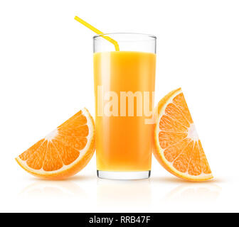 Isolato di succo di arancia. Un bicchiere di fresco premuto succo di arancia e due pezzi di frutta isolato su sfondo bianco con tracciato di ritaglio Foto Stock