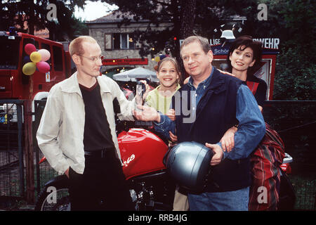 Sommerfeld (RAINER HUNOLD) und Katja (MARIJAM AGISCHEWA,r) haben beim Fest der freiwilliggen Feuerwehr a Schönlinde mitgefeiert, als ein Anruf für den Doktor kommt. Er borgt sich das Motorrad, mit dem Atze (SVEN RIEMANN) und Nina (ALINA MERKAU) soeben von einer kleinen Spritztour zurückkommen... Regie: Kai Borsche aka. Bis zum letzten Atemzug 138 / Überschrift: DR. SOMMERFELD - NEUES VOM BÜLOWBOGEN / BRD 1996/8 Foto Stock