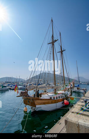 Cartagena, Murcia, Spagna; Febbraio 2017: nave a vela nel porto di Cartagena, Spagna Foto Stock