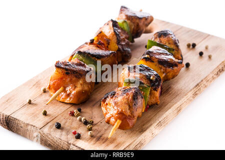 Pollo shish kebab con verdure isolati su sfondo bianco. Foto Stock