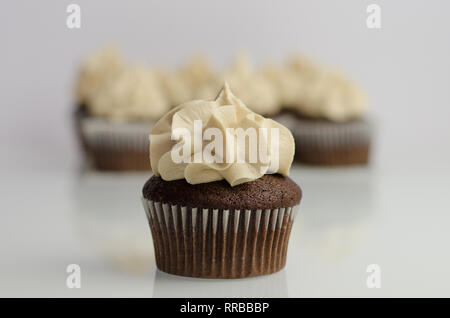 Devil's Food tortini, deliziosa Moka, caffè e cioccolato cupcake Foto Stock