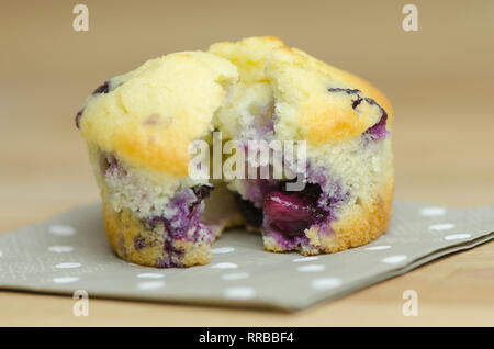 Muffin ai mirtilli, deliziosi e gustosi muffin con mirtilli Foto Stock