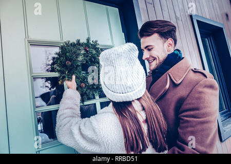 Giovane coppia amorevole sentimento eccitato prima delle vacanze di Natale Foto Stock
