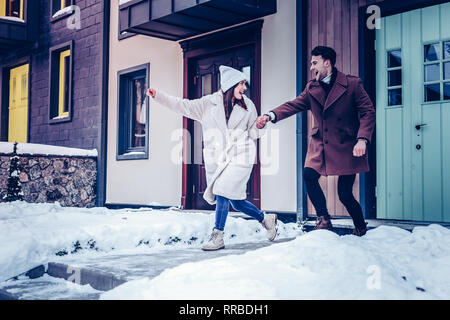 Giovane sensazione eccitato prima passeggiata invernale e godendo di neve Foto Stock