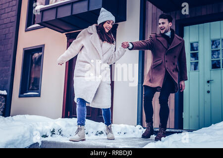 Appena una coppia sposata sensazione positiva e felice per andare a piedi Foto Stock