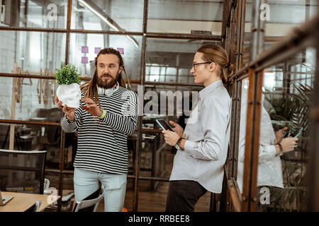 Nizza uomo barbuto tenendo un modello di cranio Foto Stock