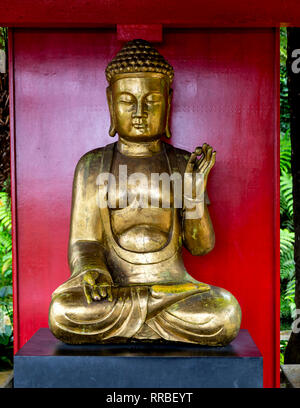 Golden statua di Buddha nel giardino giapponese, Monte Palace giardini tropicali, Funchal, Madeira, Portogallo. Foto Stock