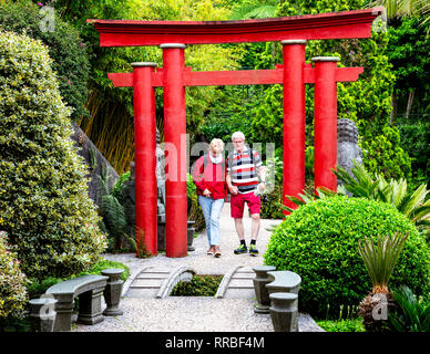 Coppia senior camminare nel giardino giapponese, Monte Palace giardini tropicali, Funchal, Madeira, Portogallo. Foto Stock