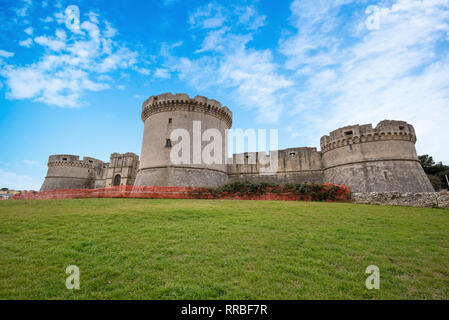 Rovine della Vecchia medievale Castello Tramontano ( Castello ) di Matera, Basilicata, Italia sotto il cielo blu. Fortezza nel patrimonio mondiale di UNESCO Città del sito. cultura Foto Stock