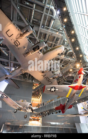 Vista di WWII aeroplani militari visualizzati all'interno della National Guerra Mondiale due museo del Warehouse District di New Orleans, in Louisiana, Stati Uniti d'America. Foto Stock