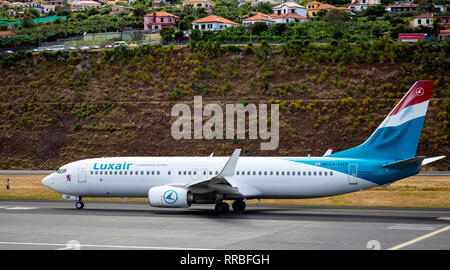 Luxair Boeing 737 in corrispondenza di Cristiano Ronaldo (Funchal), Aeroporto di Madeira, Portogallo. Foto Stock