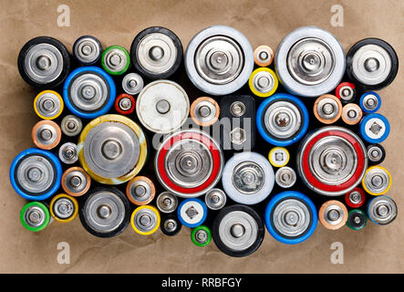 Le batterie alcaline usate di vari tipi (C AA AAA D 9V) su carta riciclata pronto per il riciclaggio - rifiuti tossici e questioni ambientali concetto Foto Stock