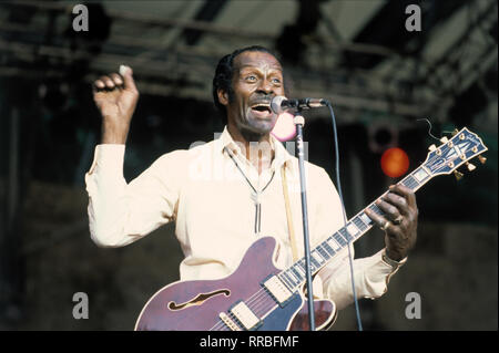 Chuck Berry (* 18. Oktober 1926 a St. Louis, Missouri, eigentlich Charles Edward Berry) ist ein US-amerikanischer Sänger, Gitarrist, Komponist und der Pionier des Rock 'n' Roll. Berry war das erste Mitglied der Rock and Roll Hall of Fame (1986) und wurde 1985 auch in die Blues Hall of Fame aufgenommen. immagine: Chuck Berry (1987) / Überschrift: Chuck Berry Foto Stock