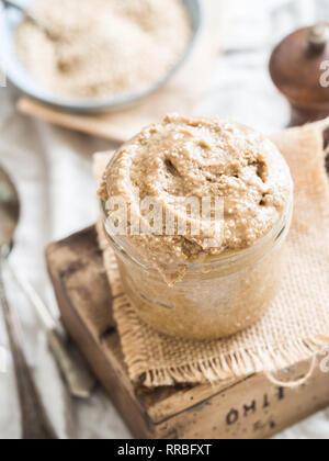 In casa tahini (tahina) in un vaso. Foto Stock