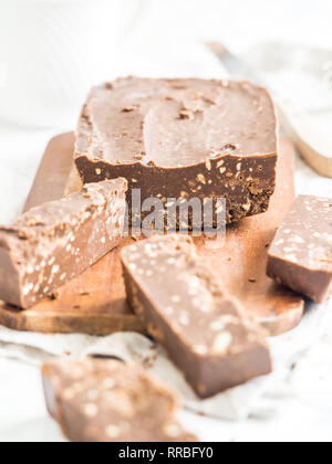 Preparazione della proteina in casa bar, realizzata con burro di arachide, di canapa proteina, cacao e burro di cacao (vegano zucchero libero) Foto Stock