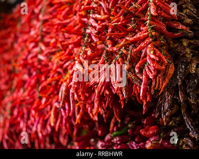 Asciugare la paprica rossa venduti su un mercato locale a Madeira, Portogallo. Foto Stock