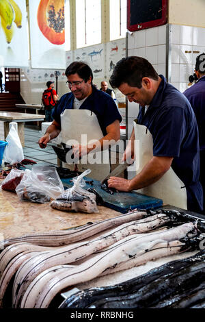 Pescherie preparazione di pesce sciabola nero per la vendita, Lavradores mercato del pesce, Funchal, Madeira, Portogallo. Foto Stock