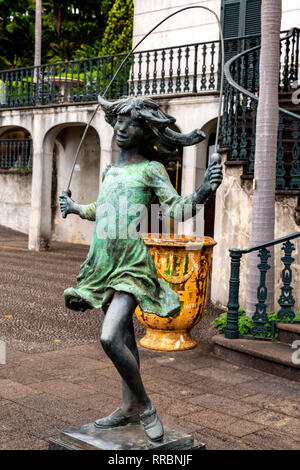 Ragazza di salto di scultura di James Butler, Monte Palace giardini tropicali, Funchal, Madeira, Portogallo. Foto Stock