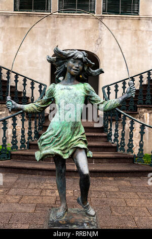 Ragazza di salto di scultura di James Butler, Monte Palace giardini tropicali, Funchal, Madeira, Portogallo. Foto Stock