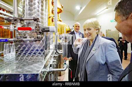 Il ministro per gli affari, impresa e innovazione, Heather Humphreys gusto Whisky con il suo dito suggerimenti, durante una visita alla Distilleria di capannone in Drumshambo Co Leitrim. Foto Stock