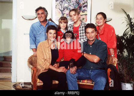 Folge: Wolken über den Bergen / Dr Martin und Rodolfo sind mittlerweile in Berchtes-gaden eingetroffen. Bei einer Bergtour wollen die beiden einen jungen Adler Mit einem Peilsender versehen. Aber dann gerät Dr Martin durch den Leichtsinn von zwei Bergwanderern in eine tödliche falle. Foto: AURELIO MALFA (Rodolfo Lombardi), KARIN KIENZER (Michaela Martin), SUSANNE SCHERBEL (Sandra), CHARLY, SIGGI KAUTZ, RALPH SCHICHA (dott. Philipp Martin), REGINA LEMNITZ (Charlotte Roesner-Lombardi) / V / , 23DFAZDFUNS / Überschrift: UNSER CHARLY Foto Stock