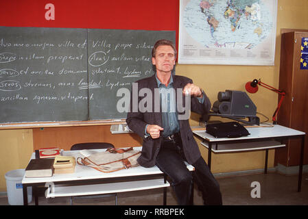 Il dott. Specht (ROBERT ATZORN) beim Unterricht. aka. Liebesleid / Überschrift: UNSER LEHRER DOKTOR SPECHT Foto Stock