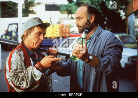 Folge: Feiglinge töten nicht Matula (CLAUS-THEO GÄRTNER) nimmt Kontakt mit dem Getränkehändler (LUDGER BURMANN) auf der seinerzeit von dem Angeklagten Olaf Beier überfallen worden ist. aka. Feiglinge töten nicht / Überschrift: EIN FALL FÜR ZWEI Foto Stock