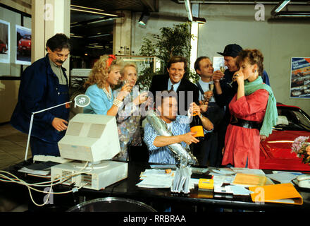 Folge: Das Jubiläum Peter hat seine Gesellenprüfung bestanden. Das FRITZE-Team spontan feiert den Erfolg in Konrads Autosalon. Foto vlnr.: Ali (SUAVI EREN), Loretta (KARIN DAVID), Frau Kewenig (EDITH HANCKE), Konrad (SIGMAR SOLBACH), Peter Fritze (MARKUS HOFFMANN), Kalle (RÜDIGER WANDEL), Heinz (CLAUDIO FREYER), Cordula (KAY HELMICH). Regie: Rolf von Sydow aka. 16. Das Jubiläum / Überschrift: AUTO FRITZE / BRD 1994 Foto Stock