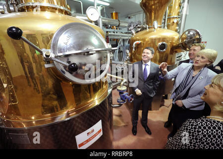 Il ministro delle Finanze Pascal Donohoe e Ministro per il Business, Enterprise e innovazione, Heather Humphreys, durante una visita alla Distilleria di capannone in Drumshambo Co Leitrim. Foto Stock