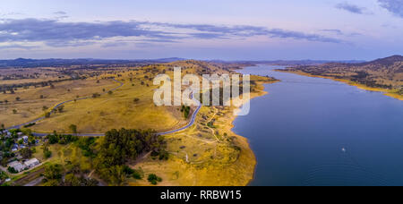 Campagna australiana e il lago al crepuscolo - panorama dell'antenna Foto Stock