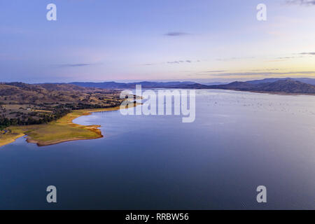 Splendide colline del lago di Hume costa al crepuscolo con spazio di copia Foto Stock