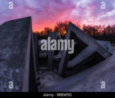 Tramonto sul complesso memoriale nella città di Plovdiv, dedicato ai caduti per la liberazione della Bulgaria durante i Balcani, la prima e la seconda guerra mondiale Foto Stock