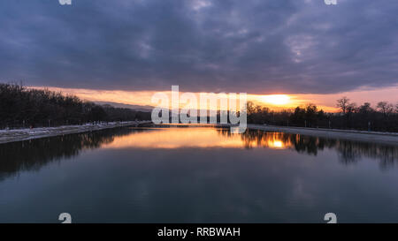 Foto aerea di inverno tramonto sul canale di canottaggio nella città di Plovdiv - Capitale Europea della Cultura 2019, Bulgaria, Europa Foto Stock