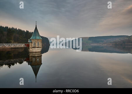 Il serbatoio Pontsticill o Cronfa Ponsticill e la sua torre di valvola con il bosco circostante riflettente nel acqua, Brecon Beacons, Wales, Regno Unito Foto Stock