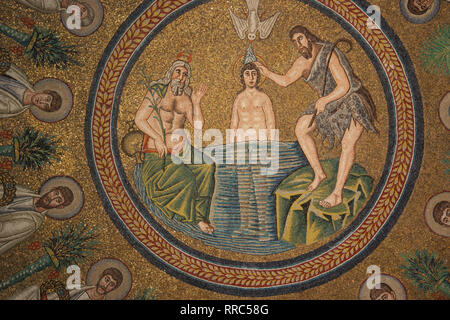 L'Italia. Ravenna. Battistero ariano. Eretta da Teodorico il Grande 5a-6a secolo. Il Battesimo di Gesù. Mosaico. I primi cristiani. Foto Stock