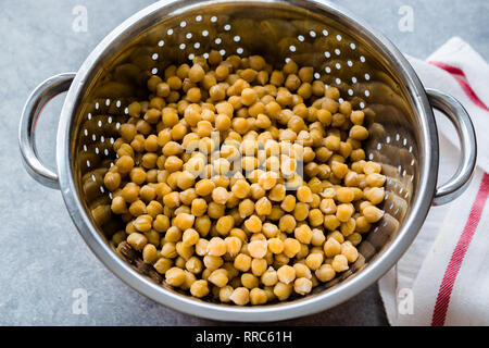 Ceci cotti in metallo scolapasta / filtro a reticella. Alimenti biologici in cucina. Foto Stock