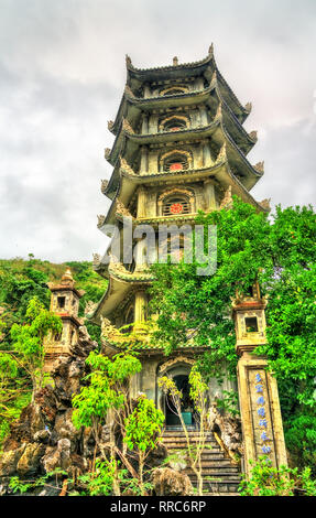 La pagoda buddista sulle montagne di marmo in corrispondenza di Da Nang, Vietnam Foto Stock