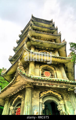 La pagoda buddista sulle montagne di marmo in corrispondenza di Da Nang, Vietnam Foto Stock