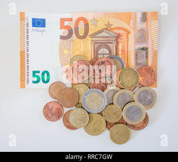 50 di banconote in euro con i centesimi e monete metalliche in euro; soldi stranieri di banconote e monete fo tagli diversi Foto Stock