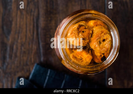 Marinata di conserve di filetto di acciuga in recipiente di vetro / Instant acciughe servita con pepe nero. Organici di frutti di mare. Foto Stock