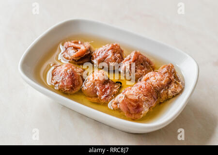 Marinata di conserve di filetto di acciuga nella ciotola / acciughe servita con pepe nero sulla scheda di marmo. Organici di frutti di mare Foto Stock