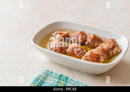 Marinata di conserve di filetto di acciuga nella ciotola / acciughe servita con pepe nero sulla scheda di marmo. Organici di frutti di mare Foto Stock