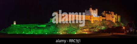 Il castello di Bamburgh di notte, Bamburgh, Northumberland, England, Regno Unito Foto Stock