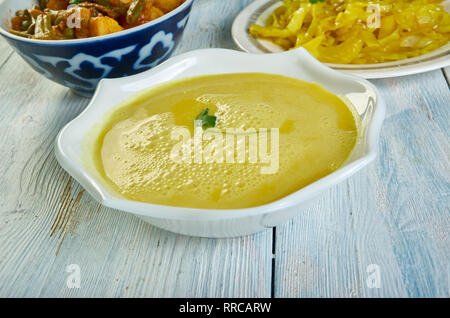 Wale Dahi, Aloo - Instant Pot patate in Yogurt Curry Foto Stock