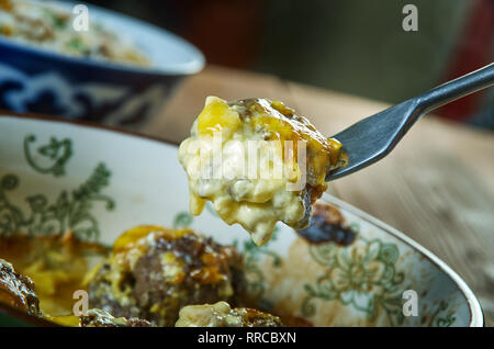 Polpette con formaggio e conchiglie casseruola , affogati in una cremosa salsa di carne di manzo e guarnita con imburrato cracker sbriciolati Foto Stock