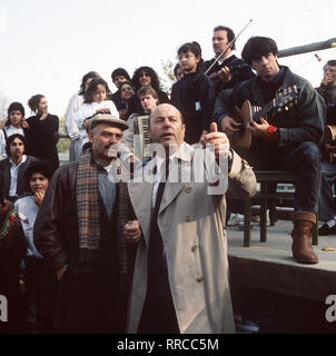 TATORT / Armer Nanosh / Brockmöller (CHARLES BRAUER) und Stoever (MANFRED KRUG) sind auf der Suche nach dem Sinti flüchtigen Nanosh. / 34516 / , 19DFAARDTAT1 / Überschrift: TATORT / BRD 1989 Foto Stock