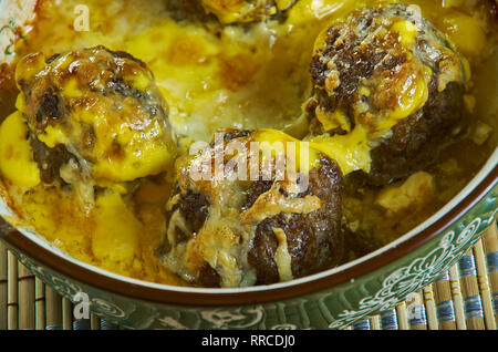 Polpette con formaggio e conchiglie casseruola , affogati in una cremosa salsa di carne di manzo e guarnita con imburrato cracker sbriciolati Foto Stock