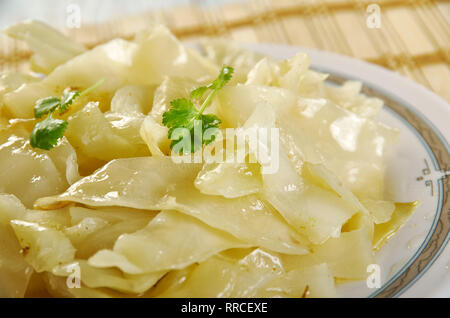 Bayrisch Kraut - cavolo bavarese, cavolo trinciato che viene cotto in brodo di manzo con lardo di maiale, cipolla, mele e condito con aceto Foto Stock