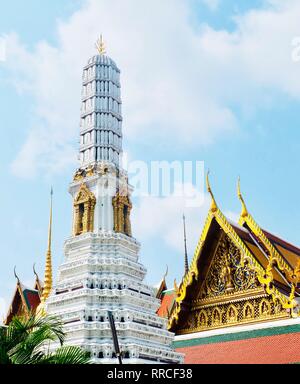 Splendido oro pagode e Monastero di Wat Phra Kaew Tempio e il Grand Palace a Bangkok, Thailandia. Foto Stock