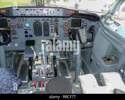 Interno di una cabina di pilotaggio con controllo del volo di indicatori e dei comandi Foto Stock